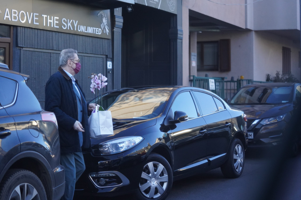 Cornel Dinu a avut treabă în ”Floreasca”, să cumpere flori și să-și scoată un palton de la curățătorie