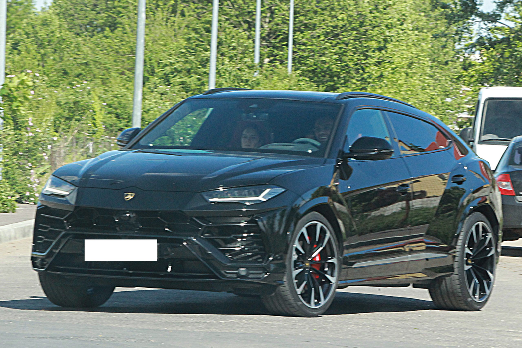 Costa Sponte conduce un Lamborghini Urus