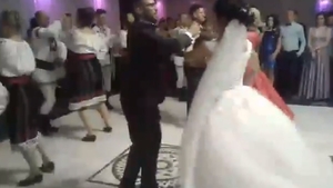 Iată cum dansează moldovenii! Imaginile de la o nuntă din Botoșani au făcut înconjurul lumii