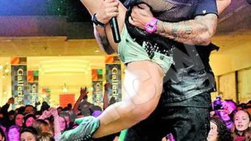 Dansatoarele lui Alex Velea s-au dat in spectacol la Suceava! S-au miscat provocator in fata copiilor