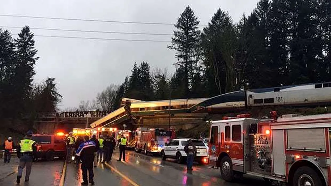 Imagini spectaculoase. Un tren a deraiat luni şi a căzut de pe un pod