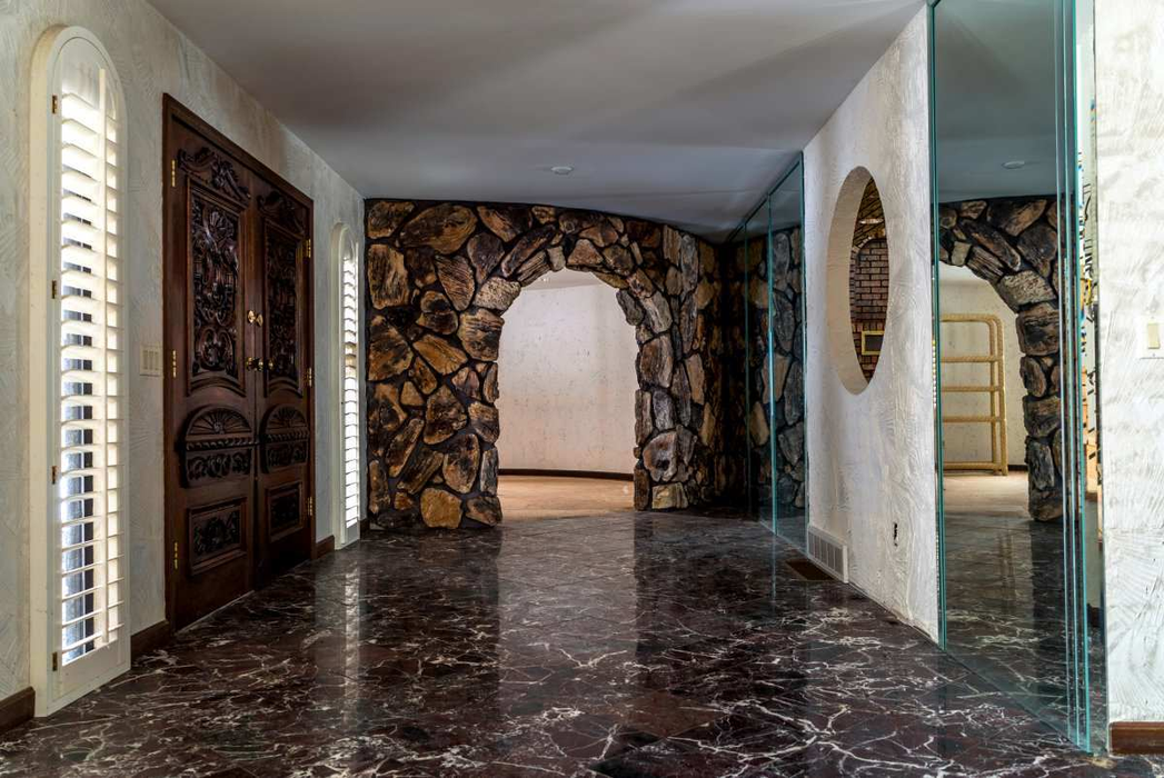 Aşa arată vila abandonată a lui MIKE TYSON, în care nu a locuit nimeni aproape 20 de ani. Imaginile sunt spectaculoase