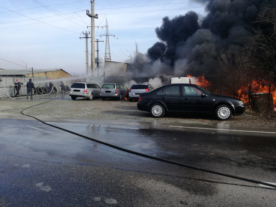 În incendiu au fost distruse numeroase vehicule