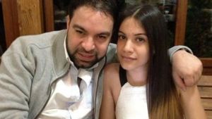 Fiica lui se ţine de glume deocheate, iar Florin Salam e un credincios pios! Nu l-ai văzut niciodată în biserică făcând ASTA!