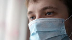 Un tânăr este acuzat că a răspândit COVID-19 la 400 de persoane! Băiatul riscă 15 ani de închisoare