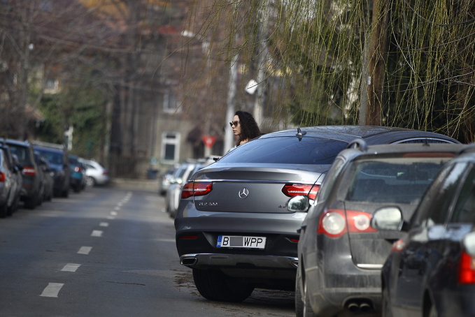 Alice Constantinică, iubita lui Codrin Ștefănescu, coboară din Mercedes
