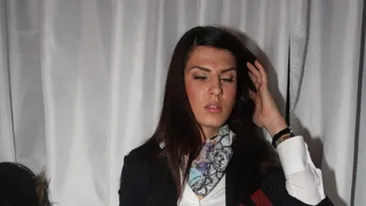 Si cele mai frumoase femei trec prin momente stanjenitoare!  Prinse in ofsaid in culise