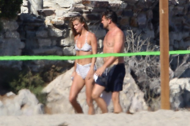 FOTO! LEONARDO DiCaprio, scene fierbinţi pe plajă! Actorul şi noua iubită nu s-au putut abţine din tandreţuri