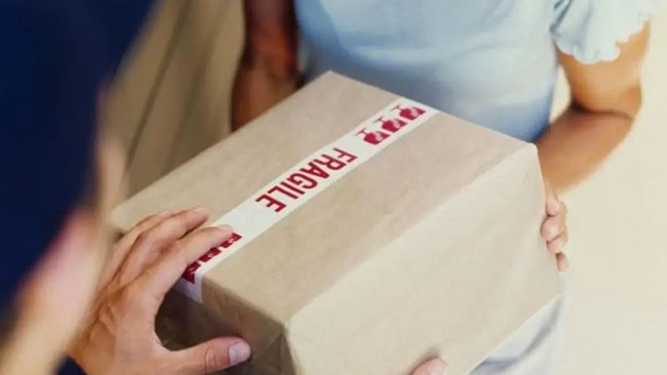 A comandat un telefon mobil, dar a avut un șoc după ce a deschis coletul. Ce se afla în el