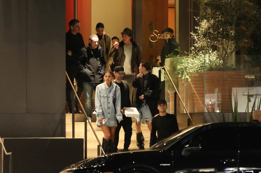 Leonardo DiCaprio, Vittoria Ceretti și un grup de prieteni printre care și Tobey Maguire. Foto: Profimedia