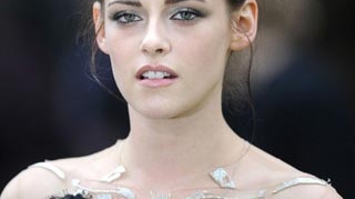 In urma cu cinci ani n-o cunostea nimeni, acum, Kristen Stewart a ajuns cea mai bine platita actrita din lume!