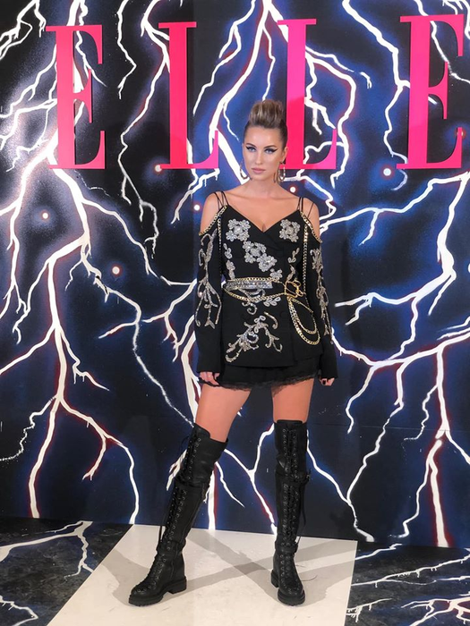 De admirat! Otniela Sandu, fostă concurentă de la Ferma, își croiește singură hainele. Are un dressing uriaș: “Poți să ai toate brandurile din lume, dacă nu…”