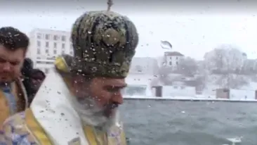 Arhiepiscopul Teodosie aproape a lovit o lebădă când a aruncat o cruce în apele Mării Negre