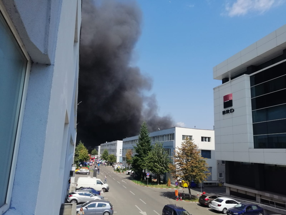 VIDEO. Incendiu puternic pe Strada Biharia din București. „Arde o hală, în întregime”. A fost transmis mesaj prin Ro Alert pentru protecția populației