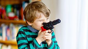 Crimă îngrozitoare! Un băiețel de cinci ani și-a ucis fratele mai mare cu un pistol găsit în parc