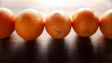 Beneficiile sucului de portocale. Previne pietrele la rinichi, ajută circulaţia, face pielea strălucitoare şi...