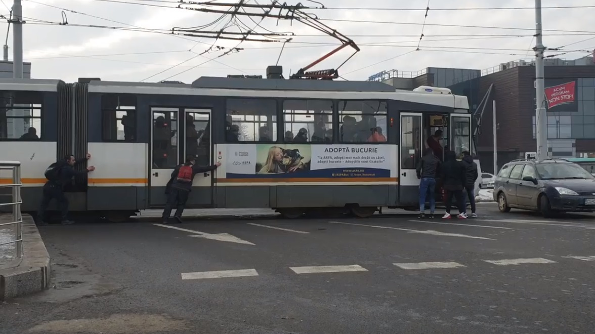 Imagini fabuloase în București! Tramvai împins de călători în mijlocul unei intersecții: “Piața Sudului, azi”