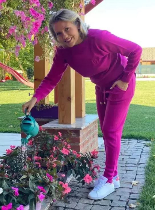 Mirela Vaida se ocupă personal de plantele din curtea casei sale/ sursă foto: captură video