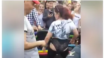 Momente obscene în Orășelul Copiilor! Floricica Dansatoarea și-a dat pantalonii jos și a început să danseze pe manele în fața a zeci de copii