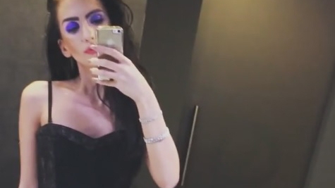 Adolescenta care şi-a scos virginitatea la licitaţie pentru un milion de lire sterline a lăsat din nou pe toată lumea cu gura căscată. Iată ce maşină conduce!