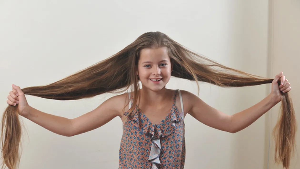 O fetita cu par de 90 de centimetri se tunde pentru copiii bolnavi de cancer