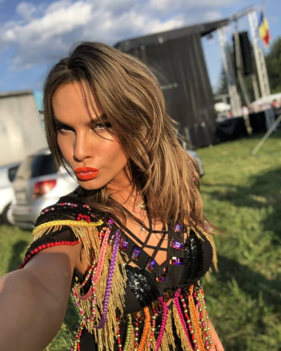 Imagini interzise cardiacilor. Anna Lesko s-a fotografiat fără sutien, iar fanii au luat-o razna