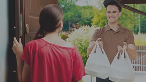 Restaurantele care livrează mâncare la domiciliu au înregistrat creșteri enorme de comenzi, datorită coronavirusului! Ce alte afaceri prosperă în această perioadă