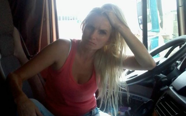 Sexy-românca șofer de TIR în Spania. Ce îi transmit colegii Crinei prin stație când o văd
