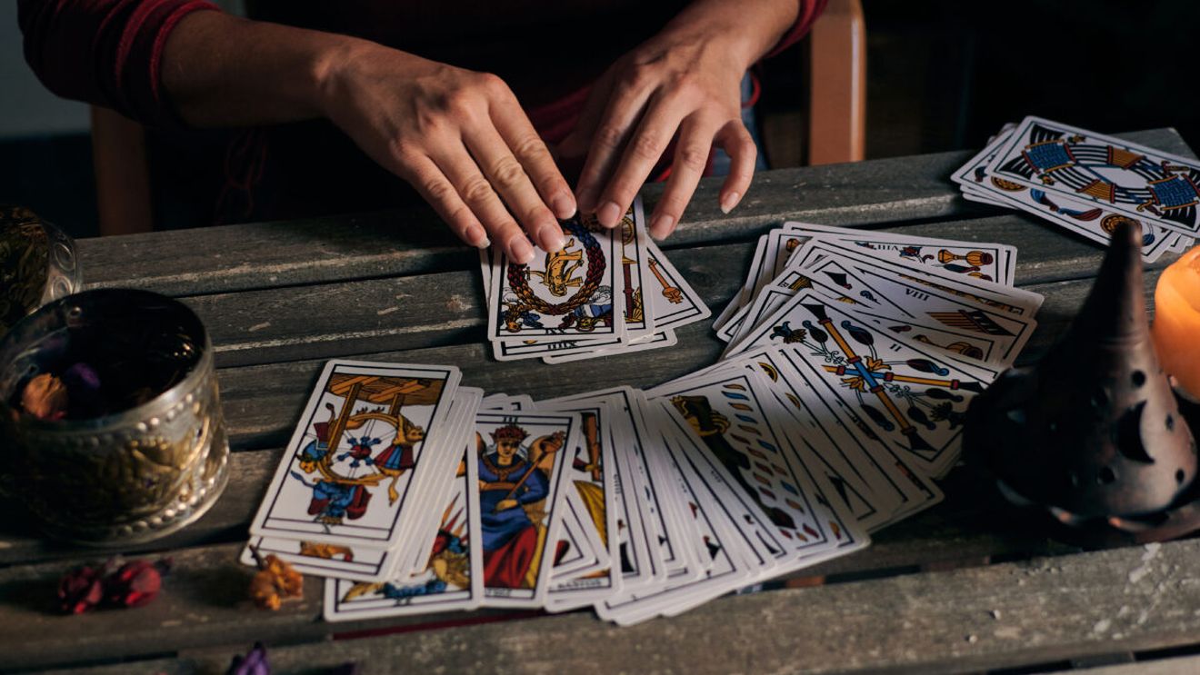Cartea de Tarot de azi, 7 aprilie 2026. Hierofantul arde: ce secret îți dezvăluie universul în funcție de zodia ta