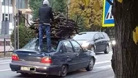 A încurcat maşina cu... căruţa! În ce oraş din România a fost surprinsă imaginea cu bărbatul care sfidează toate regulile de circulaţie