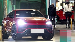 Deși sunt îmbrăcați ca oamenii de rând, Lamborghini-ul roșu i-a dat de gol! Discreții multimilionari au atras toate privirile pe Dorobanți!