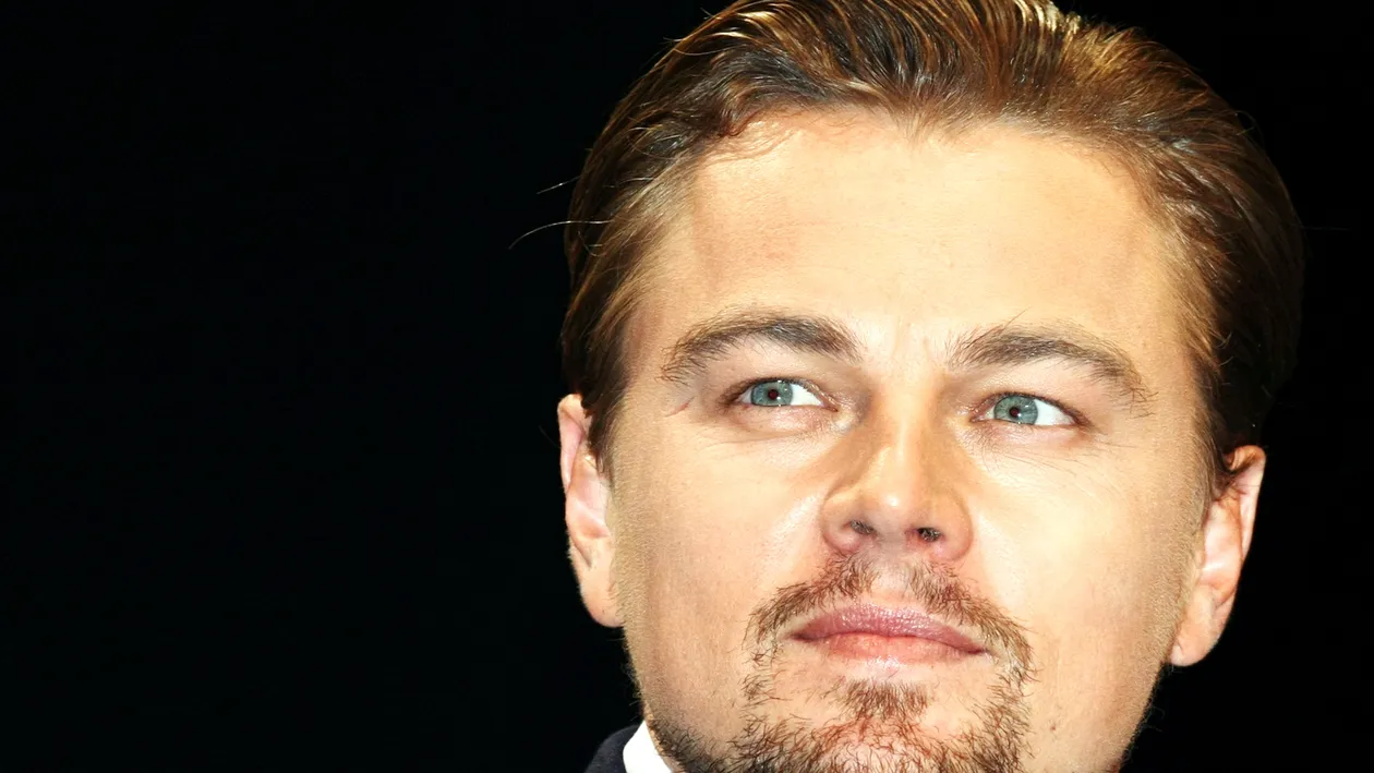 Aparitia care te va lasa fara cuvinte! Leonardo DiCaprio a iesit in public cu o masca negra pe chip. Nu a dat-o jos nici la masa