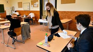 Primele cazuri de coronavirus în școli. Doi elevi, unul de clasa a VIII-a și altul de a XII-a, confirmați pozitiv