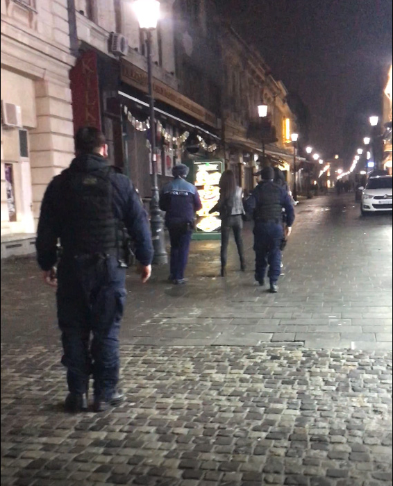 Polițiștii întrerup scandalul și le legitimează pe tinere
