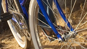 Vezi cum iti poti incarca mobilul la bicicleta