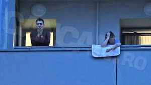 Imagini absolut răvăşitoare. Mama Denisei e devastată de durere. Fotografiată în hohote de plâns pe balconul fiicei!
