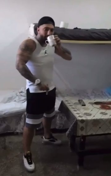 Cezar Petcu s-a filmat în timp ce savura un trabuc în închisoare