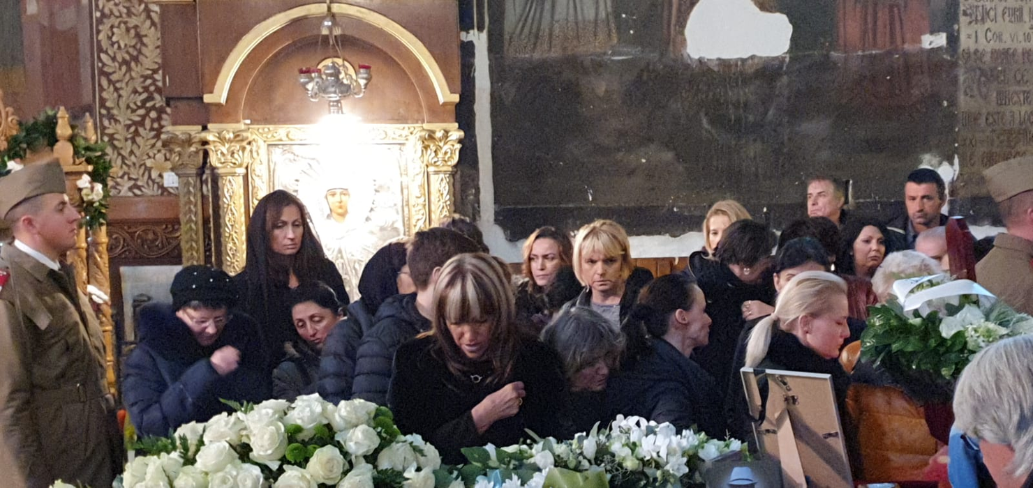 Mihaela Constantinescu, lângă sicriul cu trupul neînsuflețit al lui Mihai Constantinescu