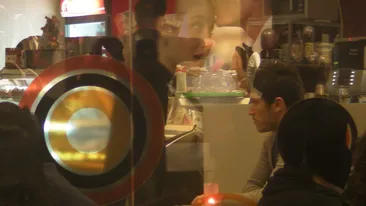 Dodel s-a cumintit dupa Apocalipsa? A iesit in mall cu un prieten si au stat ore bune la un suc!