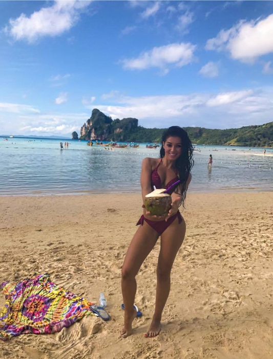 Uite cât de mult a slăbit ELENA IONESCU! Fosta solistă de la Mandinga şi-a etalat formele sexy în costum de baie