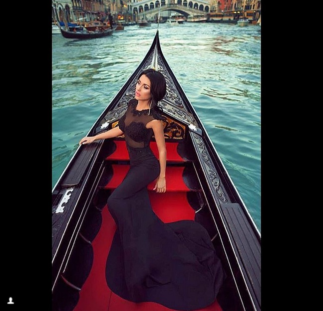 Daniela Crudu s-a pozat într-un cimitir în costum de baie și pe tocuri: “Ce poziție obraznică”