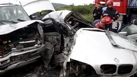 Accident cu un mort și patru răniți la Ineu. Șoferul unui BMW a ratat o curbă și a intrat într-un microbuz