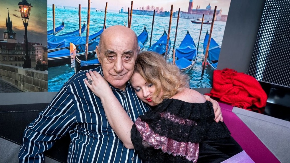 Viorel Lis joacă la păcănele, iar Oana filmează: ”Momentul ăla când ai pensia mică...”