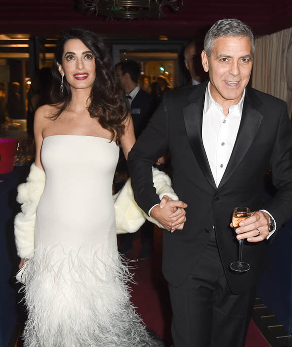 Imagini în premieră cu gemenii lui GEORGE şi AMAL CLOONEY! Micuţii au fost fotografiaţi la o lună de când au venit pe lume