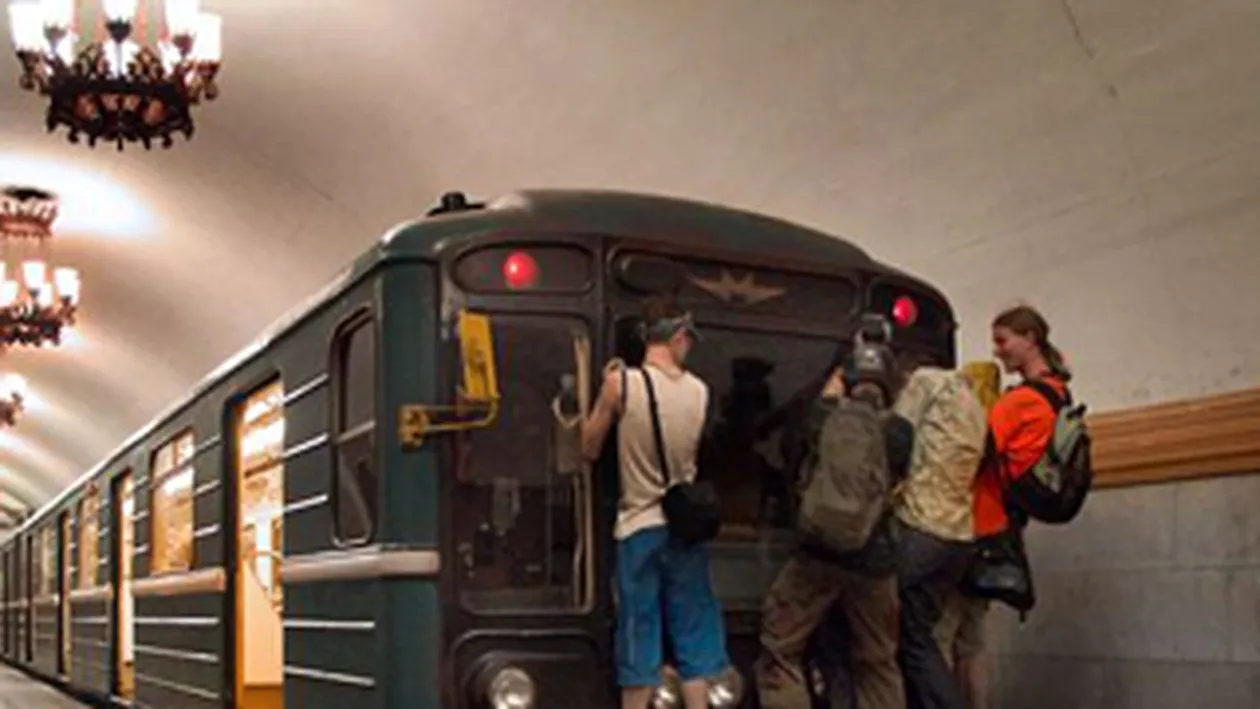 Sport extrem la Moscova: Merg agatati de vagoanele metroului