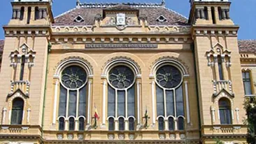 Ungurii ne-au mai facut o aroganta! Stema Ungariei a fost pusa pe frontispiciul liceelor din Harghita si Covasna!