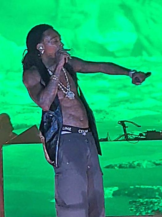 Wiz Khalifa și-a aprins un joint pe scenă