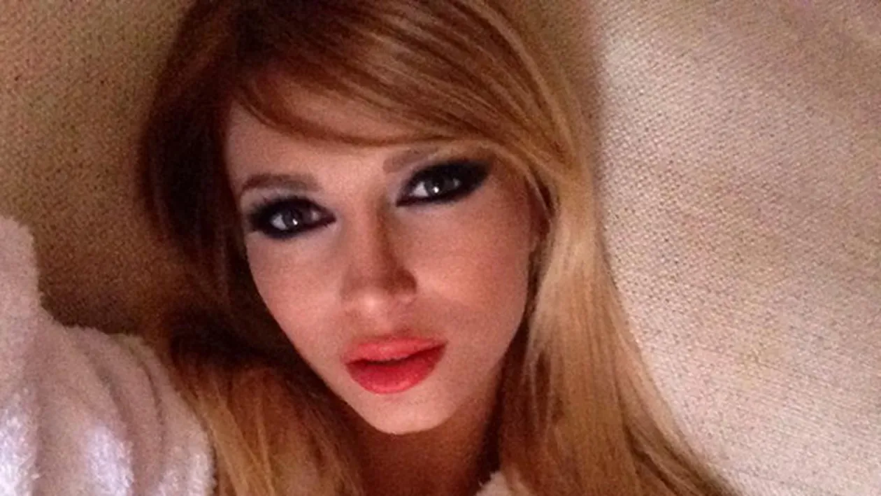 Au “dat cu pietre” in Lora. Afla ce lovitura a primit cantareata