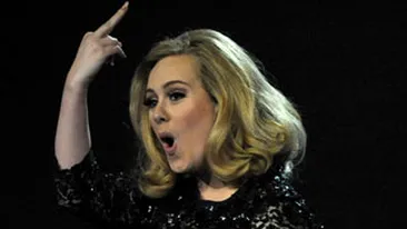 Adele si Lady Gaga, prinse facand gesturi obscene in public. Vezi cine se mai regaseste pe lista rusinii!