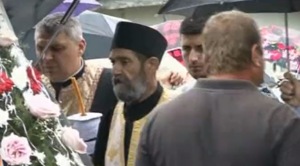 Imaginile care îți sfâșie inima! Gestul făcut în ziua înmormântării de soțul polițistei care și-a asasinat fiul de 6 luni și mama, după care s-a sinucis